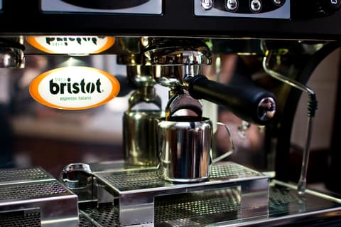 Espresso spływające z kolby ekspresu do stalowego dzbanka