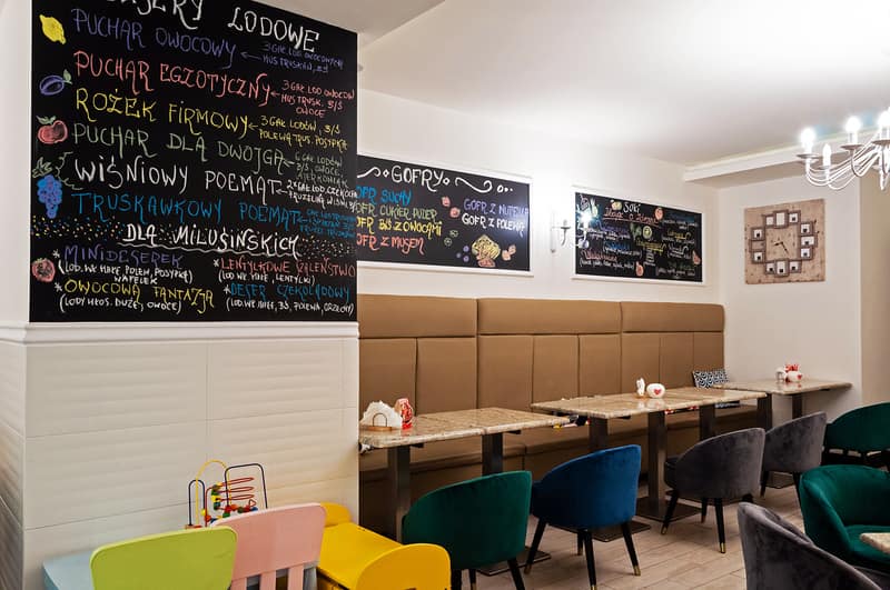 Kredowa tablica z menu deserów lodowych i gofrów oraz kącik dla dzieci